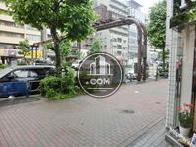 交通量の多い青山通りに面した幅広の歩道に隣接