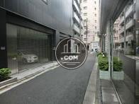 ビルの側道です