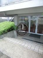 入口前に下がり階段