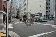 十字路の角に位置しております
