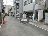 細い路地の中にあります