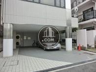 1階前面が駐車スペースとなっています