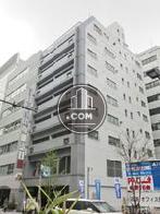 明るいグレーで構成された壁面