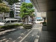 正面入り口からの周辺です