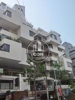 白を基調した、大きな建物です