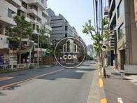 正面は道幅の広い道路です