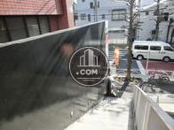 隣の建物とは黒い仕切りで遮られています