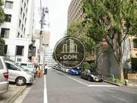 ４つの通りに面しています