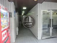 アプローチの長いエントランス