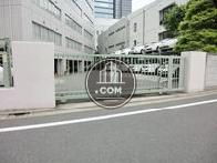 裏手から駐車場を行き来することができます