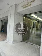 間口の広い観音開きの扉です