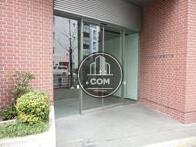 間口の広い正面エントランス
