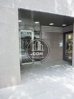 右は店舗入口です