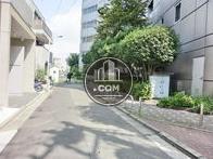 西側に隣接する脇道