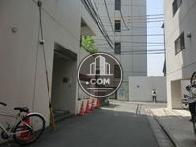 正面玄関前の通り