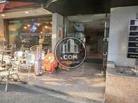 前面ガラス張りの玄関ドア