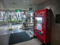 自動販売機２台が、玄関前にあります