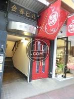 赤い扉は劇場への入口です