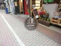 レンガ張りの前面道路