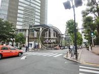 赤坂駅の真上に位置します