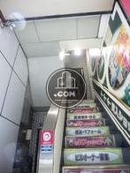 広告も兼ねている階段です