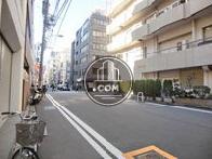 玄関口前の開けた公道