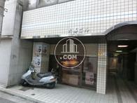 ビル1階は店舗です