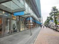 1階は店舗が建ち並びます