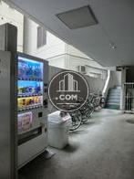 駐輪場に自動販売機があります。