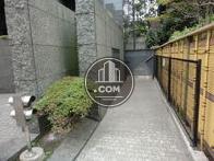 裏口へ繋がる脇通路です