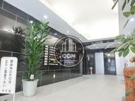 植栽の配置されたエントランス空間内