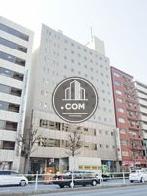 正方形の窓が並びます