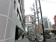 入口側前面は歩道と四ツ目通り