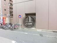 建物裏手の通用口
