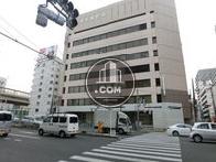 目の前は信号と横断歩道