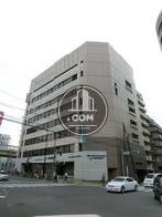 交差点の角に建つ物件です