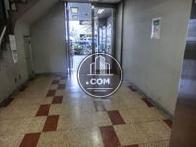 エレベーター内から見たエントランスです