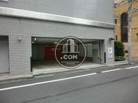 西側の道路に駐車場があります