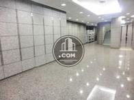 床は照明が映り込むほど綺麗に清掃されています