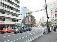 前面道路は芝園橋交差点に繋がっています
