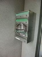 正面玄関前に郵便ポストがあります