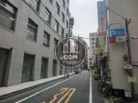 ビルの脇の路地の様子