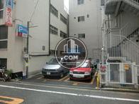 ビルの後方にある駐車場