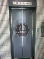９名乗りのエレベーターがあります