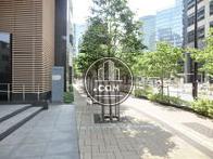 街路樹が配列された玄関前