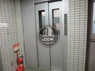 右手に外階段があります