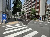 周辺には広々とした道路もあります