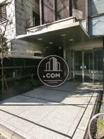 アプローチが長く、屋根付きです