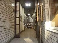 コンパクトな正面玄関