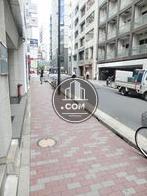 綺麗に舗装された玄関前の歩道